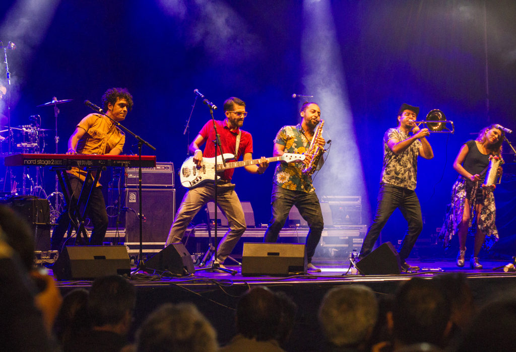 Tuesday evening brought party vibes also to the Skeppsbron stage in the form of the Colombian band Puerto Candelaria