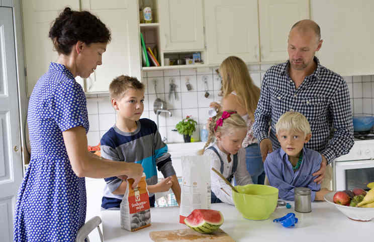 family_in_the_kitchen-ulf-huett-nilsson-NEW