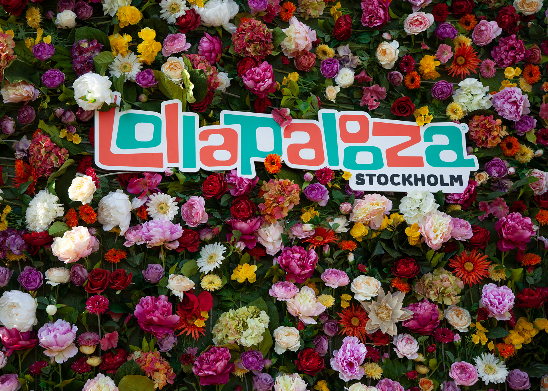 Lollapalooza Stockholm sign flowers