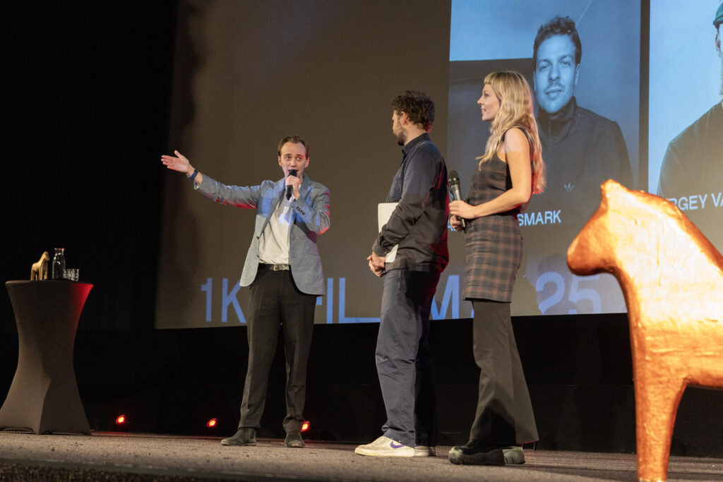 Johan Stavsjö receives the 1KM film